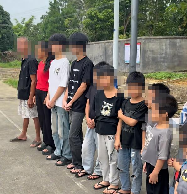 夫妇生育13个孩子,8男5女,当事人回应:结婚22年,最小的孩子2岁多 家庭生活受关注