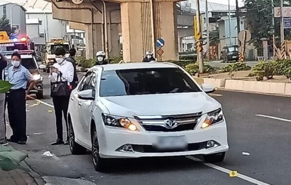 台湾高雄地区凌晨发生枪击案 2辆车在行驶中被人开枪扫射现场弹壳多达15颗