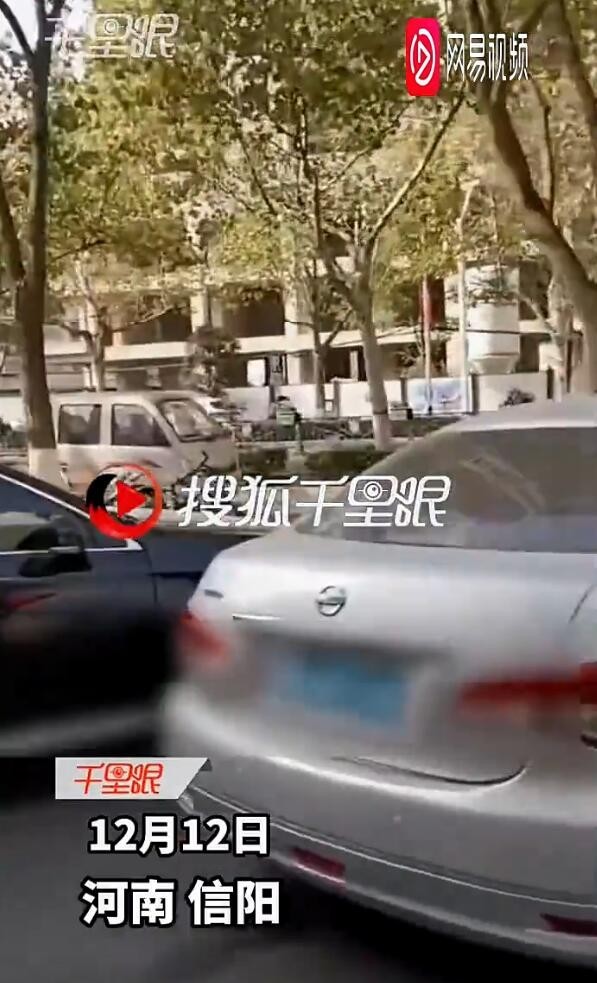 诊所爆满市民坐车内输液