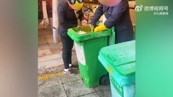 俩大妈火锅店门口收泔水