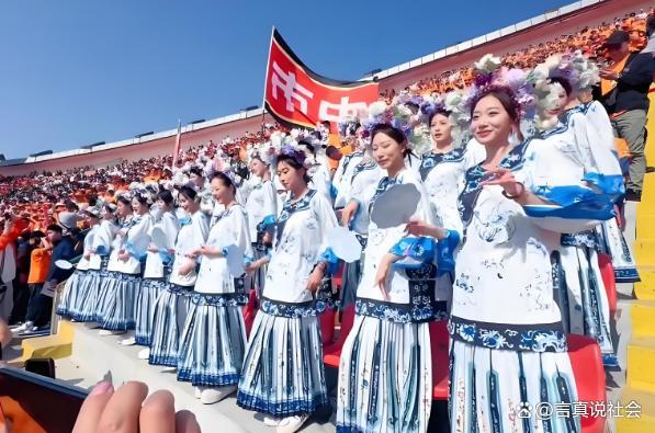 鲁超济南队“夏雨荷”拉拉队引争议 文化符号选择不当