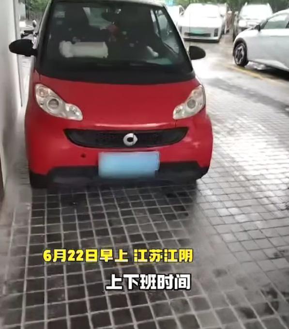 女子称在江阴文旅局门口躲雨遭驱赶 事件引发网络热议
