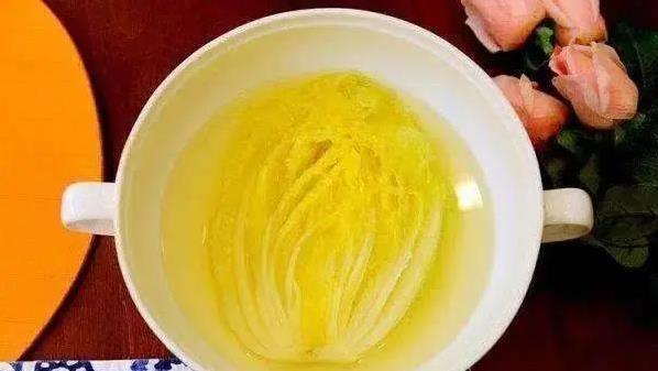 国宴白菜看似简单老外惊呆，九小时熬汤全靠手艺，值不值？