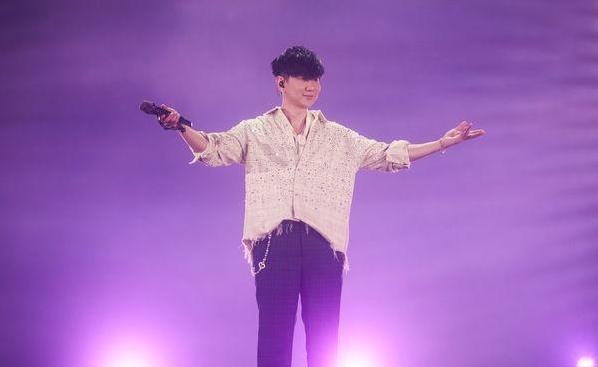 林俊杰大巨蛋开超跑唱哭8万人，票房2.6亿，他对台北说了什么秘密