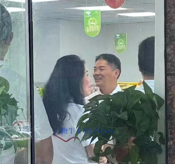 刘强东现身宿迁 支持家乡足球赛事