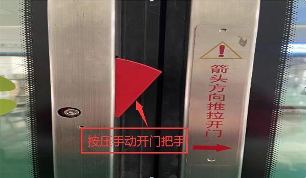 女子蹲坐地鐵被摔倒乘客壓骨折 法院判地鐵賠償 責任如何劃分？