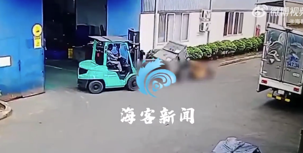 越南一叉车驶出厂房突然刹车：男子路过被掉落货物砸中身亡 监拍曝光