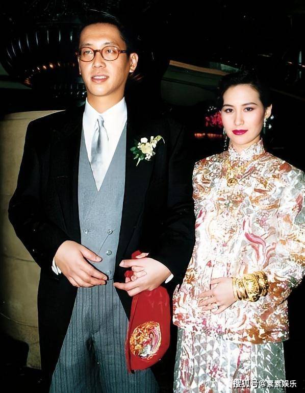 何超琼算不算顶级大美人？看她和李嘉欣的合照就知道了