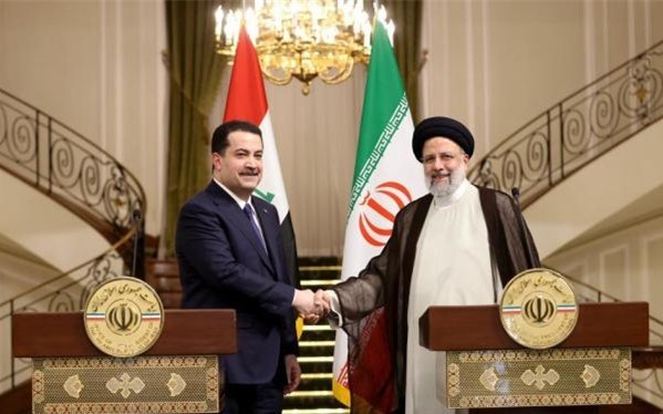 伊朗总统莱希（右）与到访的伊拉克总理苏达尼举行联合记者会