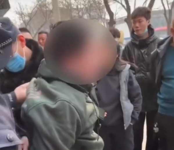 男子猥亵9岁女童被当场抓获 曾两次被判刑