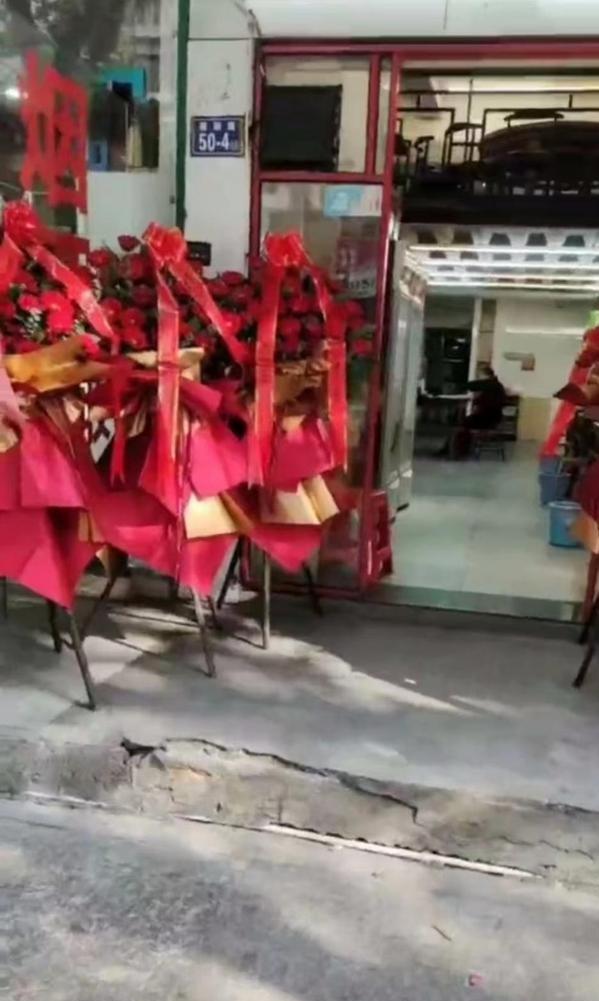 新店开业门口放花篮被城管罚款 店老板：这是习俗，想不通