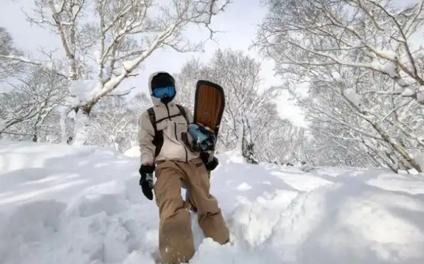 谢霆锋晒与大儿子Lucas滑雪照 父子同框帅气十足