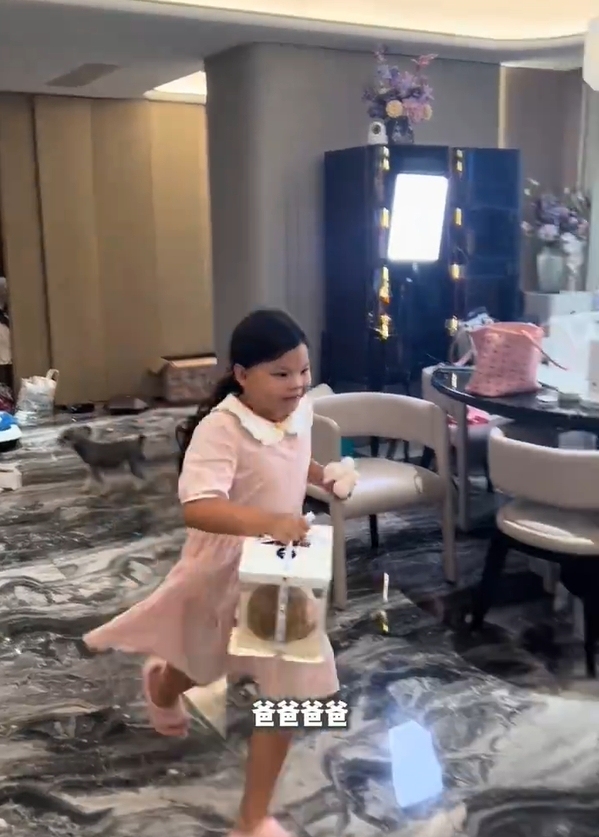 韩安冉大女儿给宋浩然送父亲节礼物 把他高兴得合不拢嘴