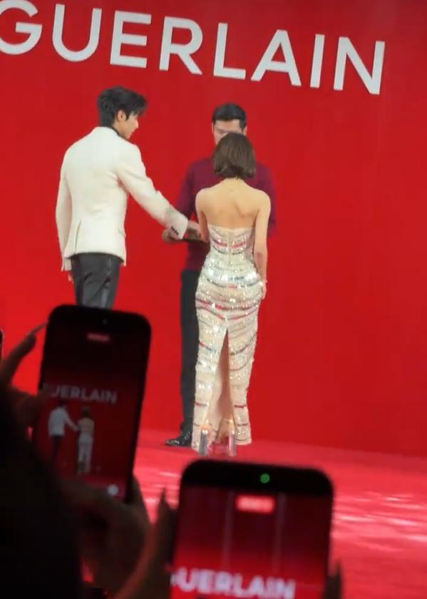 宋威龙赵今麦切蛋糕合照 甜蜜互动引爆现场