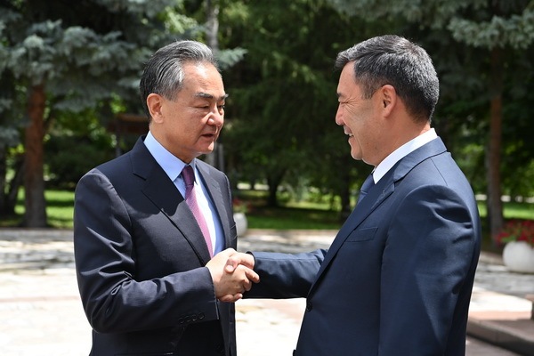 吉尔吉斯斯坦总统扎帕罗夫会见王毅
