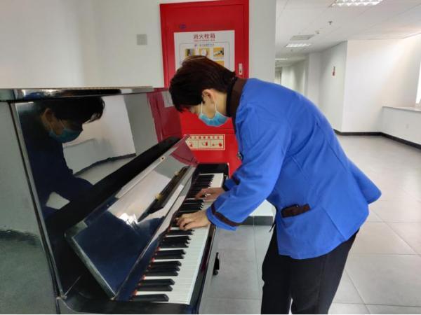 55岁清华保洁阿姨弹钢琴走红：不识乐谱，靠下班后偷偷自学 