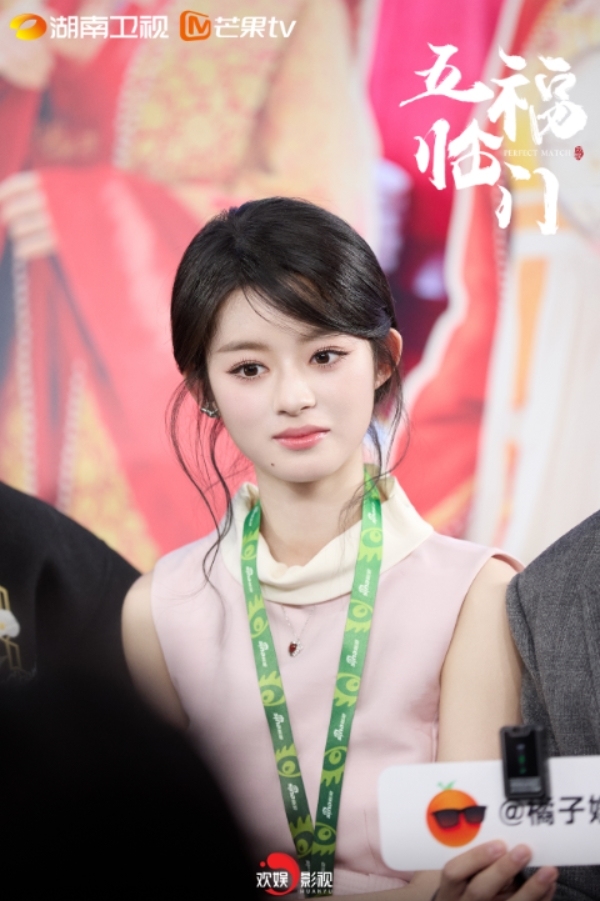 《五福临门》见面会欢乐互动糖点不断 主演扫楼送福超热闹