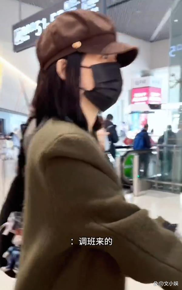 谢娜机场被粉丝接机，反复询问是否逃班、逃课来接机，粉丝：你放心吧钱比你重要 轻松互动笑翻全场