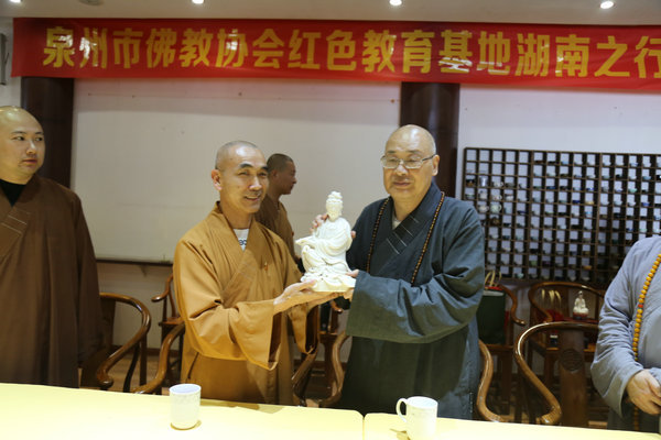 长沙麓山寺方丈永兴大和尚在麓山寺会议室会见了向愿大和尚一