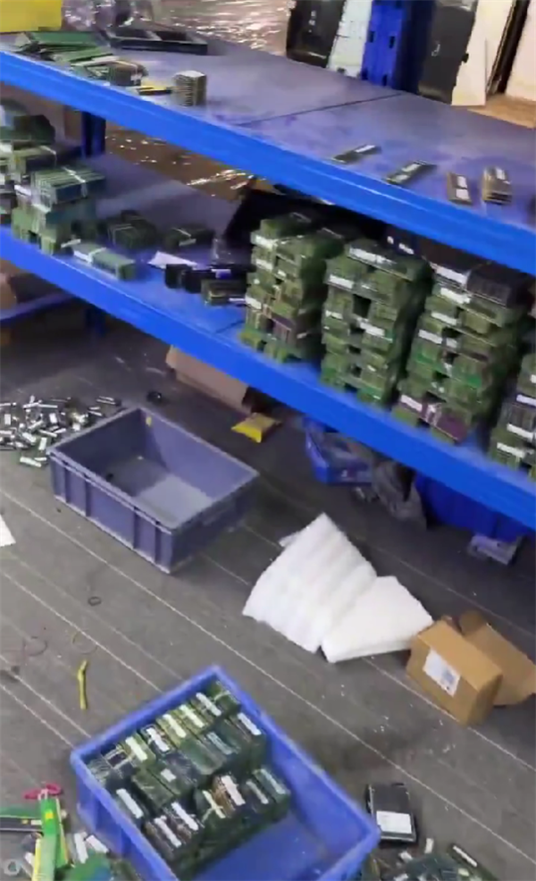 这画面绝望！黄牛高价囤了一屋子内存条：完蛋了 砸手里了