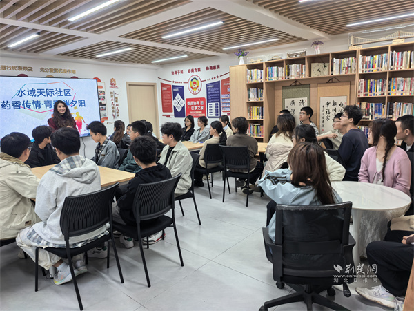 中医药课堂进社区 种子钥匙扣传健康