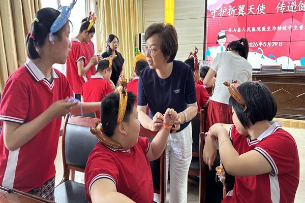 “白衣天使”送来“健康大礼包”，兴山特校儿童温暖过节 图2