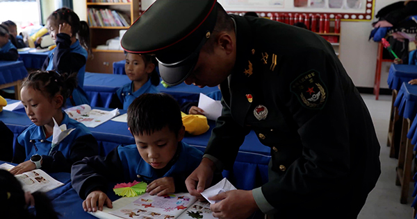西藏察隅某边防团讲红色故事激发学生爱国情怀