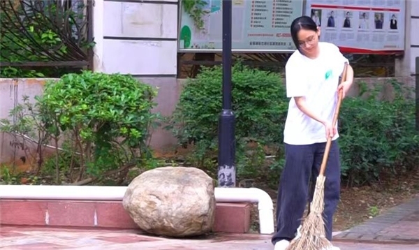 武汉轻工大学管院“与绿同行”三下乡团队开展环境清洁主题实践活动