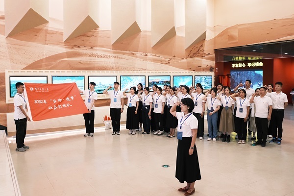 华中师大师生在新疆生产建设兵团第八师石河子市重温军垦岁月