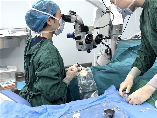 加拿大华裔兄妹跨洋来瑶海普瑞摘镜，ICL晶体植入术后开启“睛彩”新生活