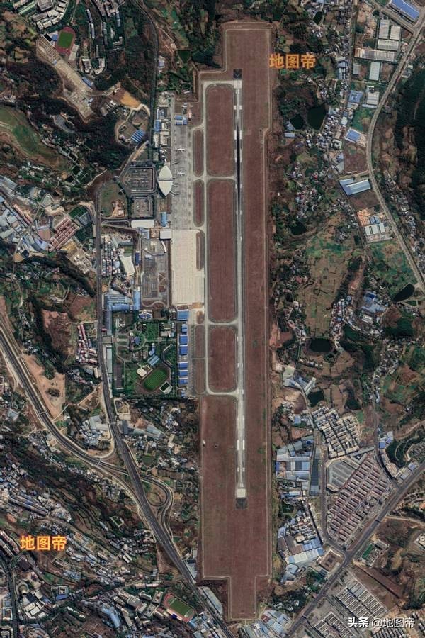 圖-俯瞰綿陽南郊機場 綿陽南郊機場1997年動工修建,2001年建成通航