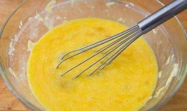 蒸鸡蛋羹时,万万不可用温水和凉水,用它代替,鸡蛋鲜嫩有营养