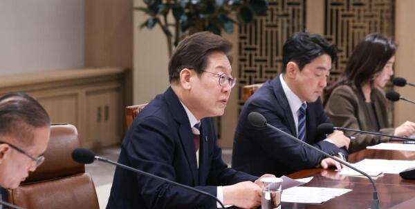 李在明上任第二天，就高举“反日旗”，首次演讲要求韩摒弃亲日论调