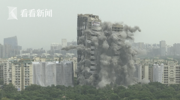 印度约百米高“双子塔”违建被爆破