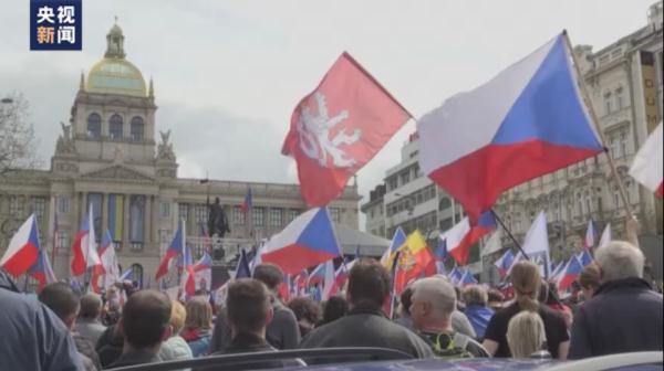 捷克首都数万人游行示威 抗议高通胀 终止对乌克兰的军事支持