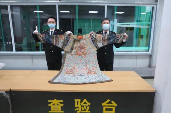 查获的清代龙袍。杭州海关 图