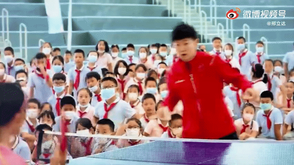 孙颖莎拿锅铲与小学生对打 网友：国乒老传统了