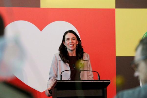 新西兰总理直播讲话被3岁女儿打断 向观众道歉：我得离开了