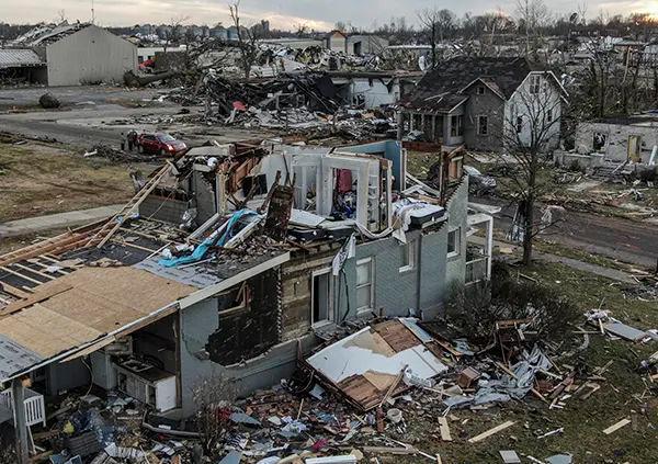 美国龙卷风灾害已造成超百人死亡 现场如世界末日