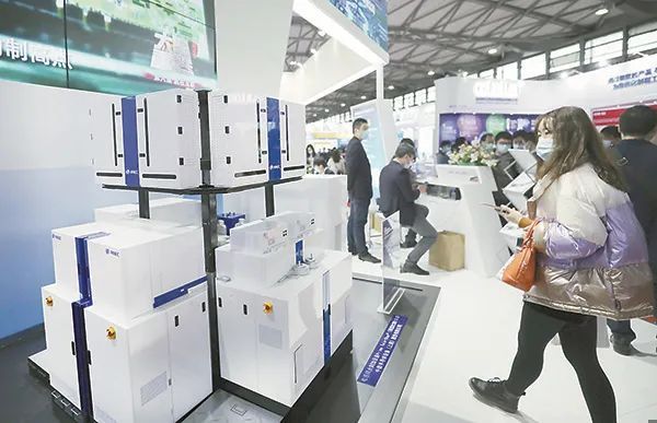 在上海举办的2021中国国际半导体展上，1100多家国内外行业展商集中展示芯片设计、制造、封测以及设备、材料供应等全产业链领域内的产品和技术。新华社记者 方喆 摄