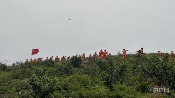 东航坠机现场:搜救队员像梳子梳头一样搜遍山林