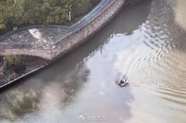 上海连续辟谣!坐皮划艇从浦东偷渡撒钱跳楼均系谣言