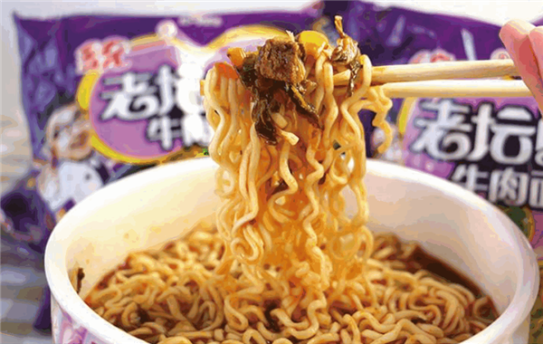 老坛酸菜面重返超市货架引热议！业务员：上海的已卖光了