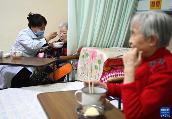 劳动创造幸福——养老院护理员的平凡故事