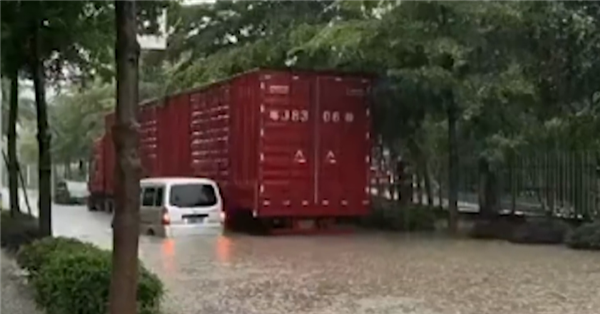 近10年最早的暴雨橙色预警来了！广西广东多地特大暴雨：轿车淹入水中