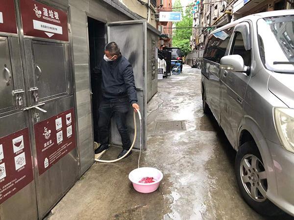 男子出方舱后在上海街头睡了23天，找到一份大白工作