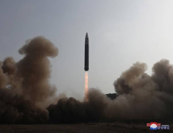 韩军:朝鲜再次试射洲际弹道导弹