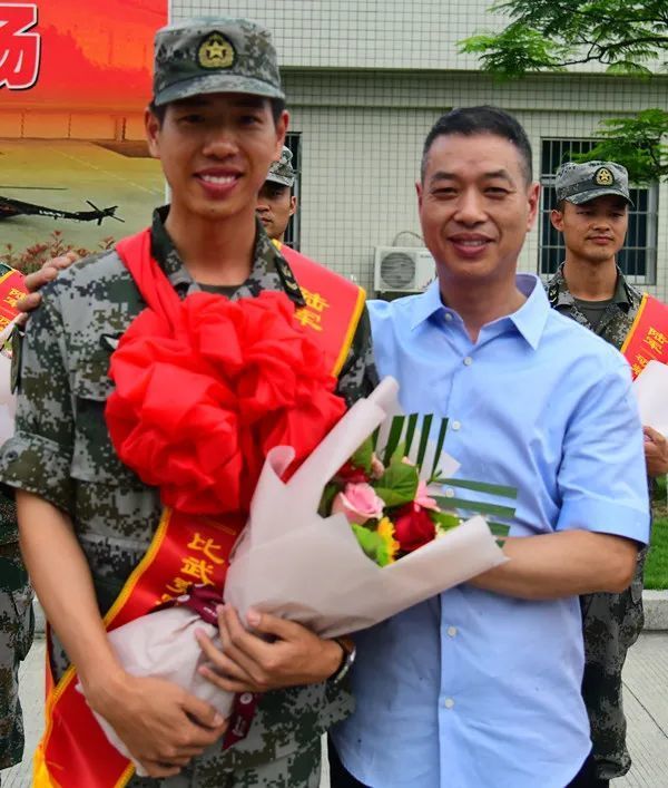 有一种最帅爸爸叫军人的爸爸