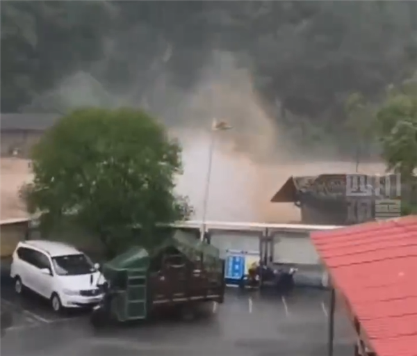 湖南怀化连续暴雨：一整栋楼被洪水冲走