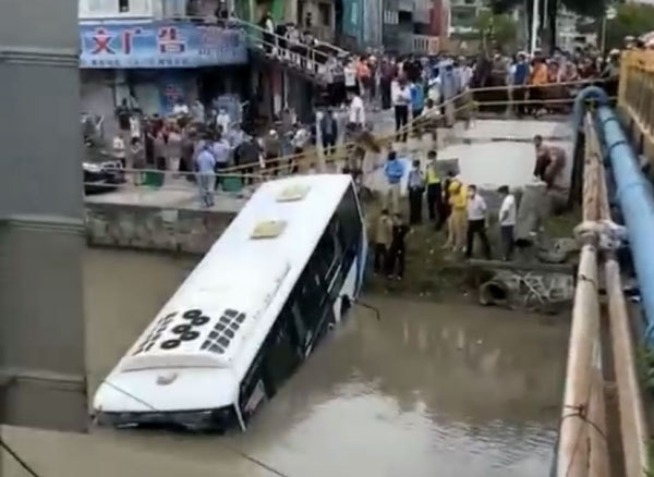 上海一公交坠河：司机提前让乘客下车